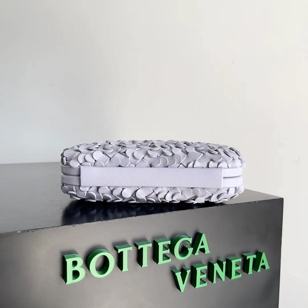 Batch 2060 Bottega Veneta 24 spring fashionable petal woven evening bag. No logo, no matter how shiny, this evening bag has gorgeous colors and eye-catching colors, and the forging of petal craftsmanship reveals the prosperity of spring. Original leather ➕ stainless steel hardware ➕ 24k real gold plating ➕ all handmade. Anyone who knows the history of our brand should have heard that the knot is a story of Bottega Veneta, and it is also one of the more important perfectly designed styles. Style number: 717622 Size: 20.5*6*12.5